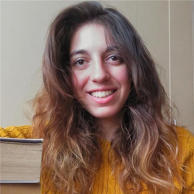 Laureata in Filologia moderna e con esperienza di insegnamento, offro ripetizioni in italiano, storia, geografia, latino, inglese, storia dell'arte, filosofia e psicologia
