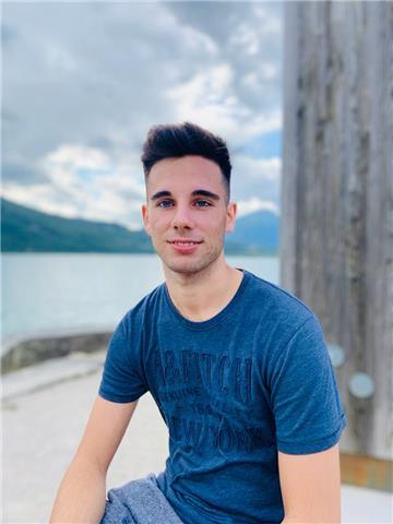 Sono un neo laureato in Economia. Offro aiuto in inglese