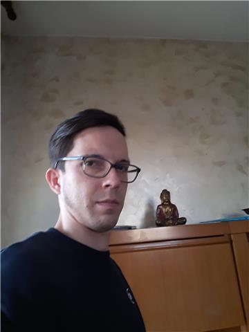 Giovane topo di biblioteca con la passione per le scienze storiografiche e poeta alla sua seconda pubblicazione