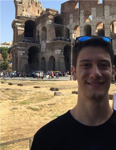 Ragazzo laureando in mediazione linguistica aiuto con l'inglese