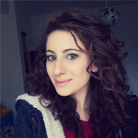 Laureata in giurisprudenza presso l'Alma Mater Studiorum-Università di Bologna offre lezioni di diritto per studenti