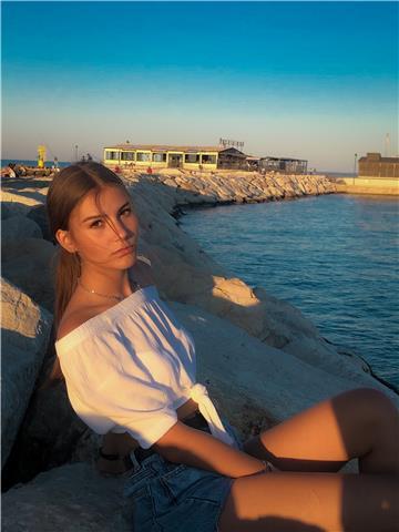 Studentessa quarto anno Liceo Linguistico offre lezioni di Italiano, Inglese, Spagnolo, Storia, Geografia (anche materie scientifiche se necessario, elementari e medie)