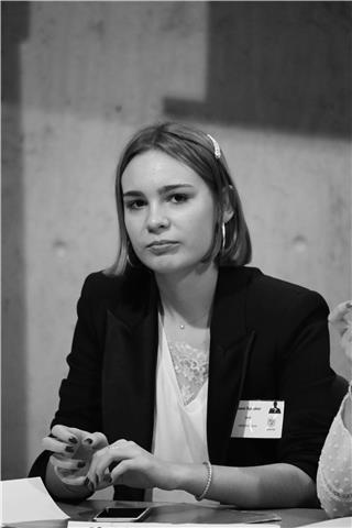 Elève en Deuxième année à Sciences Po Paris, j'ai obtenu mon baccalauréat en section Internationale Britannique mention Très Bien. Approcher la langue par la littérature et les récits historiques est une des clés pour bien la maîtriser