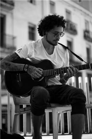 Profesor bilingüe Español/Inglés para clases de guitarra online