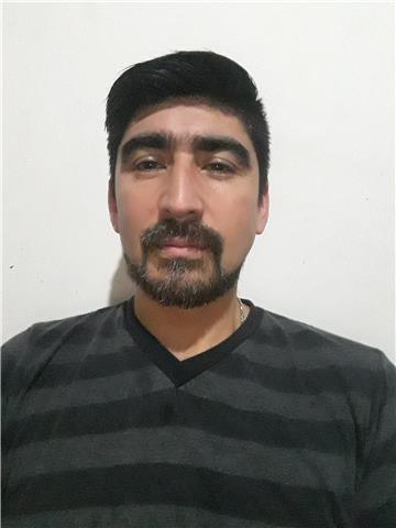 profesor de matematicas ofrece clases a alumnos de nivel primario