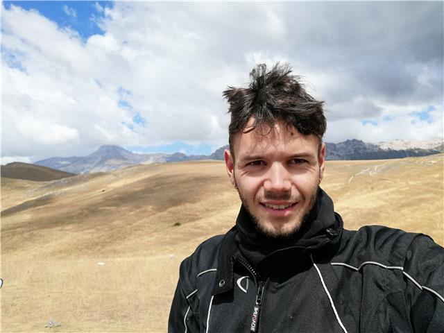 Studente di ingegneria meccanica impartisce lezioni di meccanica