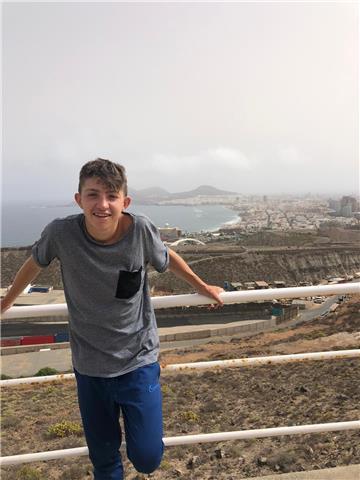 Chico universitario joven amable y enrollado da apoyo escolar a estudiantes de la eso,primaria y bachillerato (sólo si eres de modalidad ccss)