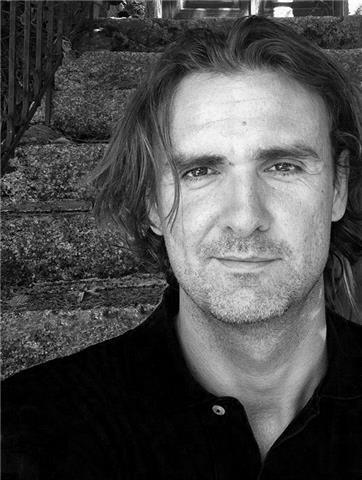 Doy clases de diseño gráfico y herramientas como: adobe illustrator, photoshop, indesign, diseño