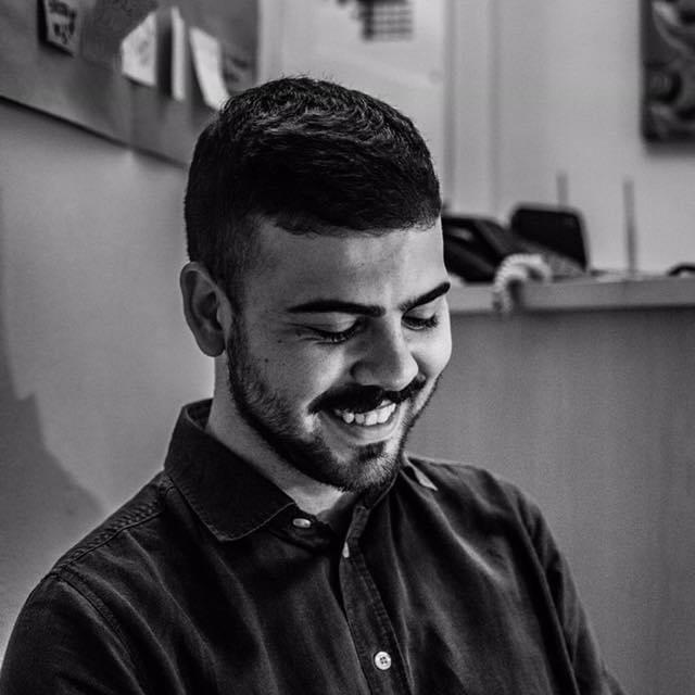 Offro lezioni ad alunni di scuola media, superiore o universitá, lavoro nel mondo dell’arte occupandomi di gallerie d’arte