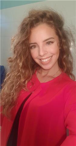 Ragazza universitaria laureata in lingue