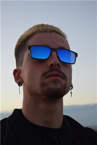 Poseo el título de bachiller bilingüe orientadas a ciencias de la salud con una nota media de 7

clases de repaso o apoyo a alumnos de primaria o eso.

experiencia dando clases particulares a dichos alumnos