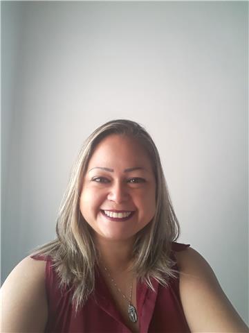 Profesor de Español imparte clases a niños