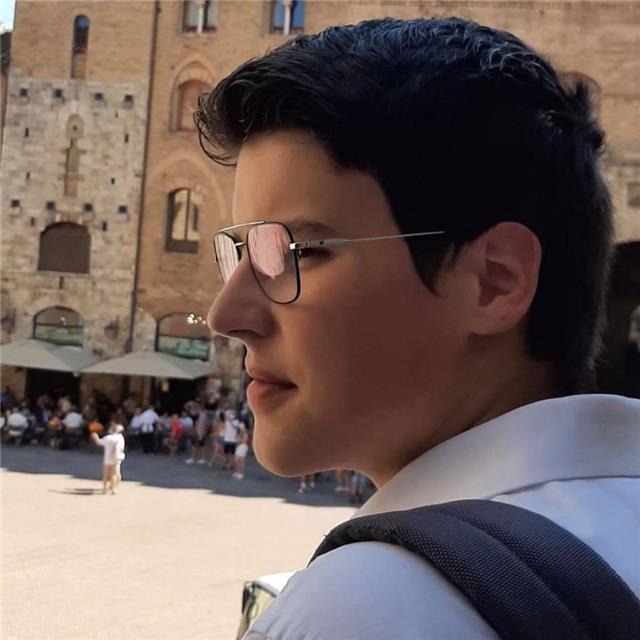 Madrelingua inglese, italiano, conoscenza de francese e tedesco, abile anche a dare una mano per matematica e in italiano