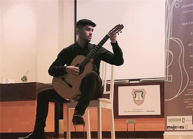 Doy clases de guitarras a domicilio. Si tienen alguna pregunta pueden enviarme un mensaje sin compromiso