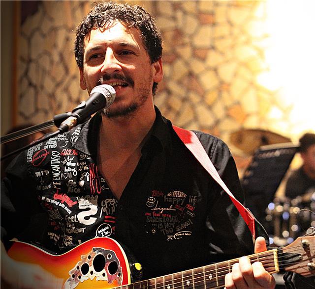 Musicista, e divulgatore musicale - detto anche l'Alberto Angela delle 7 note - impartisco lezioni di chitarra e storia della musica. Per tutti coloro che sono attratti dall'arte dei suoni e necessitano di una spinta di incoraggiamento