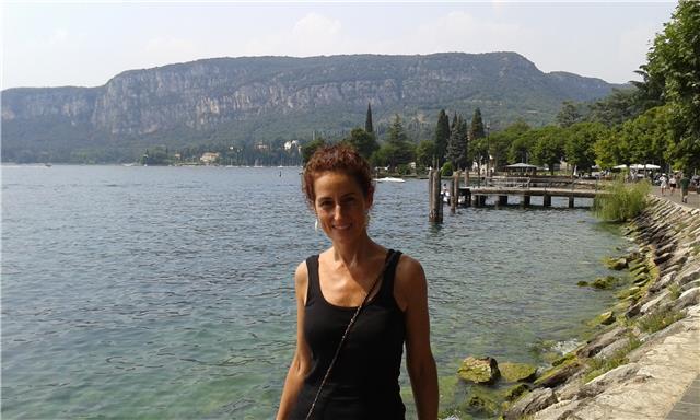 Yoga en la naturaleza . yoga y meditación en los jardines del monasterio de guisando