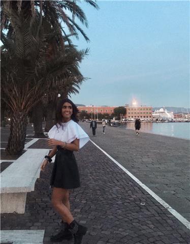 Ciao, ho 18 anni e mi sono diplomata quest’anno con cento centesimi! 
Mi piacerebbe molto aiutare coloro che hanno bisogno di una mano per studiare o fare i compiti!