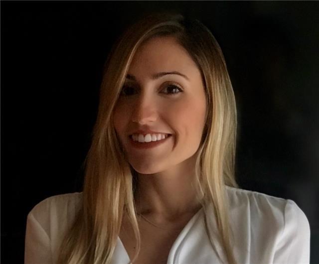 Doy clases en grupos y particulares desde hace más de diez años, he sido examinadora y profesora de la Escuela Oficial de Idiomas
