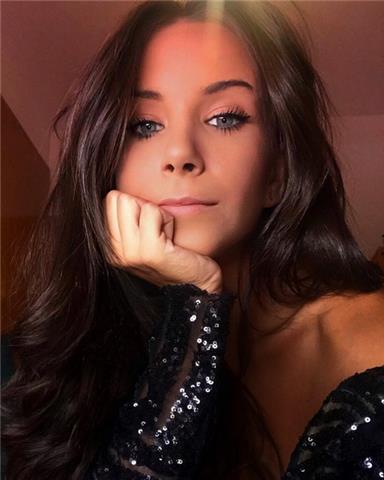 Chica española con inglés bilingüe se ofrece a dar clases a alumnos comprendidos entre 3 y 14 años. 

he estudiado lenguas modernas y sus literaturas. hablo inglés, español, catalán e italiano. tengo experiencia trabajando en un despacho de abogados como 