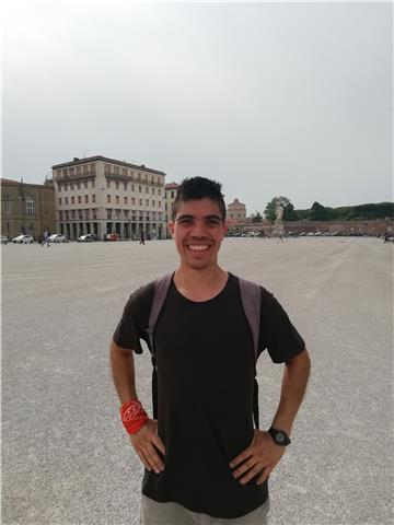 Studente universitario. Nel corso degli anni ho avuto modo di viaggiare molto all'estero, sviluppando così la mia comunicazione in lingua inglese