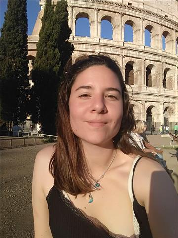 Profesora de latín imparte classes a todos los niveles (ESO, Bachillerato, preparación PAU, Universidad)