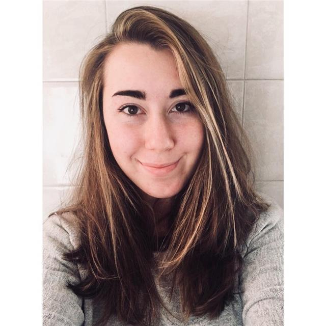 Ragazza universitaria offre ripetizioni