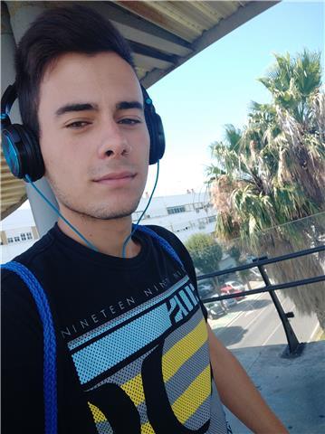 Profesor de inglés imparte clases a todos los niveles