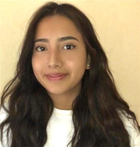 Estudiante de bachillerato da a clases a niños pequeños