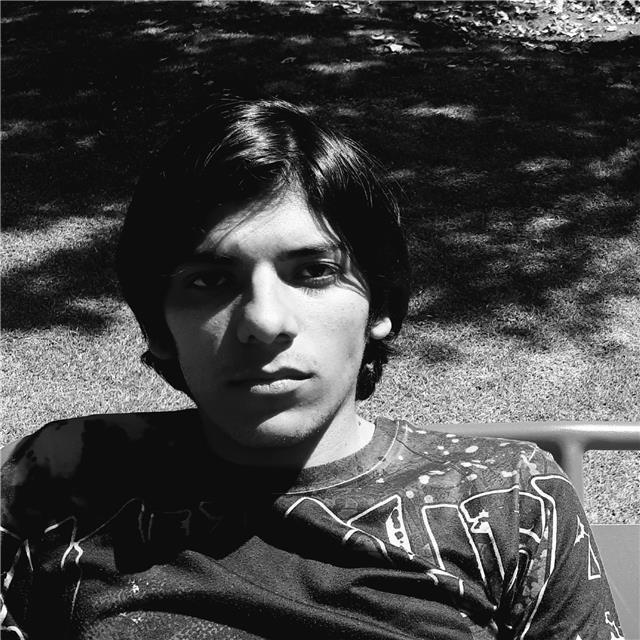 Comunicólogo con experiencia en clases de redacción, manejo de softwares gráficos y herramientas de investigación