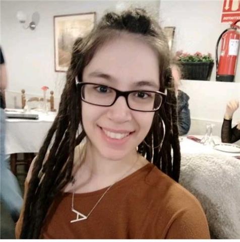 Tengo la experiencia de haber estado dando clases particulares de alemán, idioma que estudié dursntr 4 años, inglés ifioma en el que me manejo bien, y repaso de matemáticas y lengua a niñls de primaria, sobretodo sintaxis