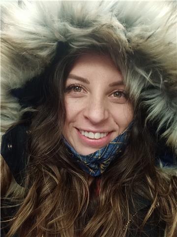 Soy castellano parlante nativa, tengo 30 años y he dado clases de español a personas de diferentes nacionalidades y edades, me ofrezco para dar clases particulares a cualquier nivel, tanto conversación, gramática...
también hablo catalán nativo, inglés y 