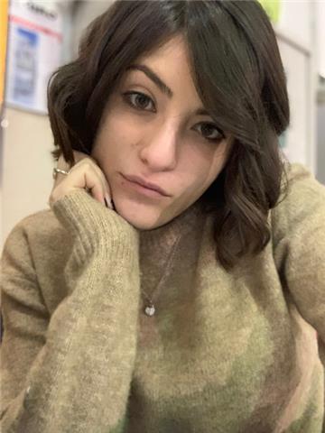 Ragazza universitaria che fa doposcuola