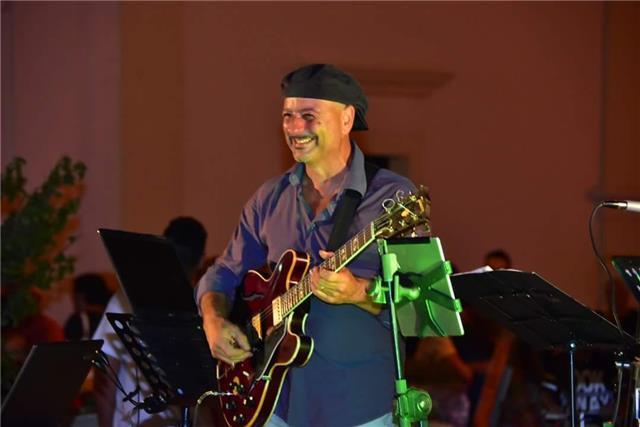 Insegnante offre lezioni di chitarra blues jazz ed armonia