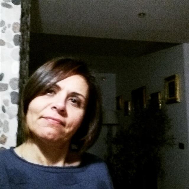 Laureata in pedagogia, insegnante di italiano, storia e geografia a tempo indeterminato presso la scuola secondaria di primo grado