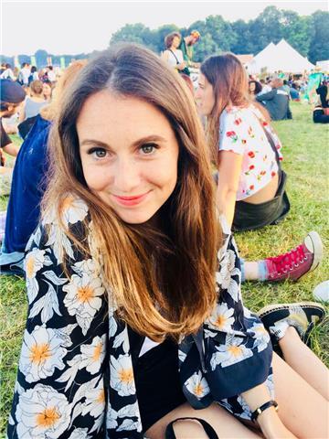 Me llamo laurane y trabajo en una empresa francesa cerca de valencia. soy francesa y doy clases para cualquier niveles