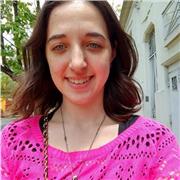 Profesora imparte clases de inglés para niños de primero y secundaria