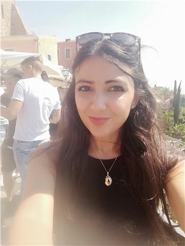 Docente di diritto impartisce lezioni a studenti di scuola superiore e universitari