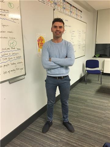 Profesor de inglés nativo con cuatro años de experiencia enseñando a los alumnos adultos en irlanda del norte principalmente con la comunidad polaca. soy lingüista y trabajo como intérprete de polaco para el servicio de salud en irlanda del norte. tengo m