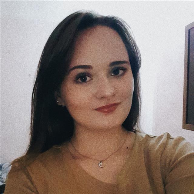 Studentessa, che per guadagnare qualche soldo vorrebbe aiutare i bambini delle scuole elementari, medie e superiori ad alzare il loro livello nella lingua inglese. Vado molto d'accordo con questa lingua perchè mi piace molto impararla e penso sia utile pe