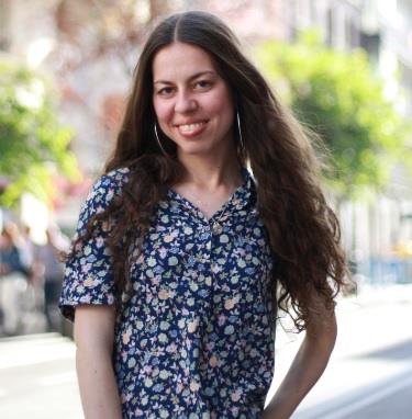 Profesora de inglés, francés, español y literatura, graduada en lenguas modernas y sus literaturas con especialidad en inglés y francés