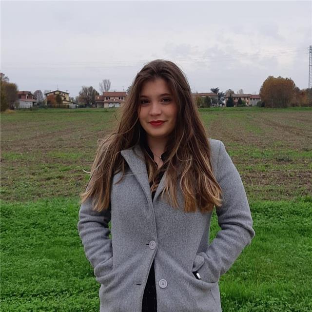 Studentessa al quinto anno del liceo linguistico, cerca ragazzi a cui fare ripetizioni
