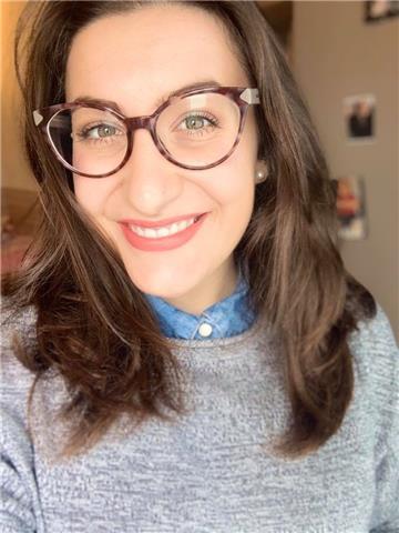 Laureata magistrale in lingue, offro lezioni di inglese per tutti, online. La mia metodologia prevede un insegnamento leggero ma di facile comprensione, capace di far appassionare lo studente alla materia