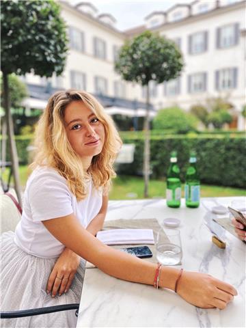 Ragazza diplomata al liceo classico offre lezioni private a bambini e ragazzi !