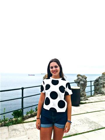 Doy clases particulares de inglés, lengua castellana y francés. también podría ayudar con latin y matemáticas a niveles más bajos