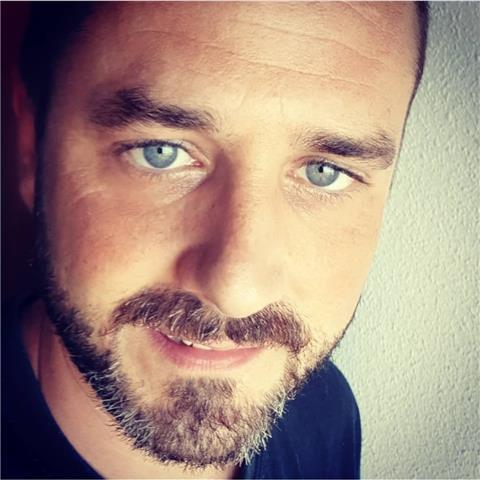 Profesor de diseño gráfico ofrece clases de todos los niveles y edades, mejorar o iniciarse desde cero. alumnos que quieras impulsar conocimientos en programas de diseño