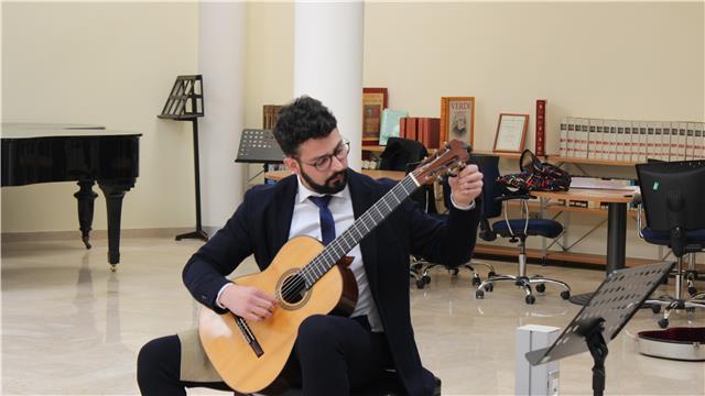 Insegnante di Chitarra offre lezioni private (anche a domicilio) in provincia di Ragusa