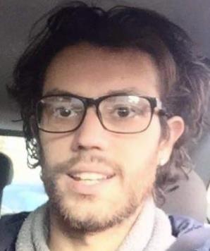 Studente di storia impartisce lezioni private per la scuola primaria e secondaria