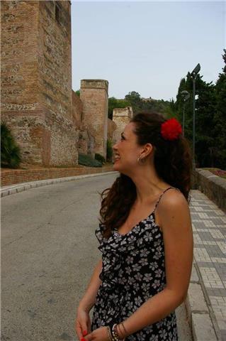 Laureata in filologia moderna si propone per lezioni di italiano, storia, geografia e latino per scuola media e superiori nella zona di aversa