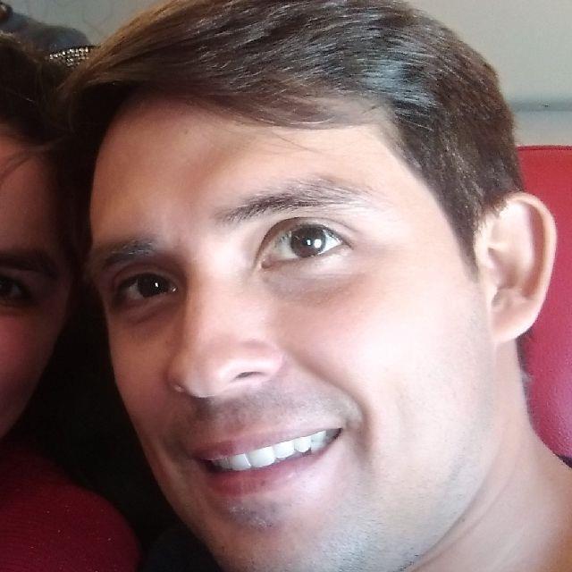 Docente licenciado con experiencia en idioma nativo español basado en la conversación la recursividad y el entusiasmo por enseñar y aprender enseñando como método didáctico. Me baso en la cultura como estrategia de aprendizaje