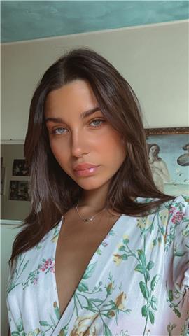 Studentessa avente diploma magistrale, educata, spiccata capacitá relazionale